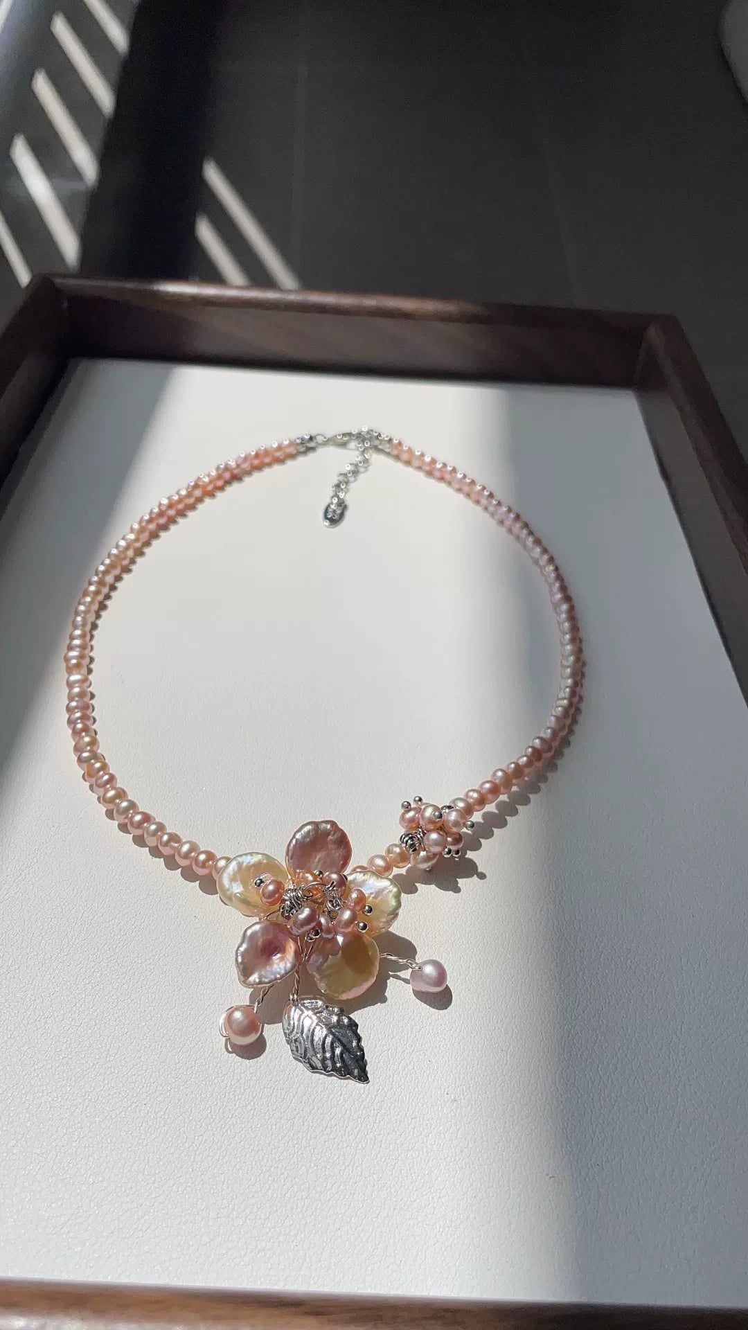 Collier fleur en perles baroque rose
