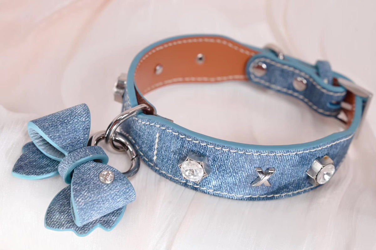 Collare per cane in denim blu con borchie di cristallo