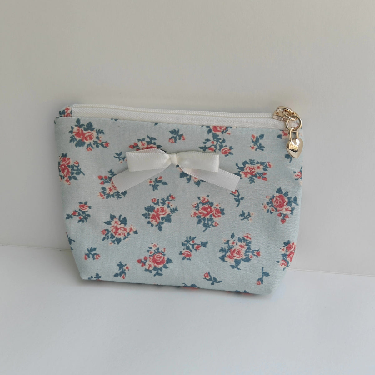 Mintgrön blommig necessär med satinrosett