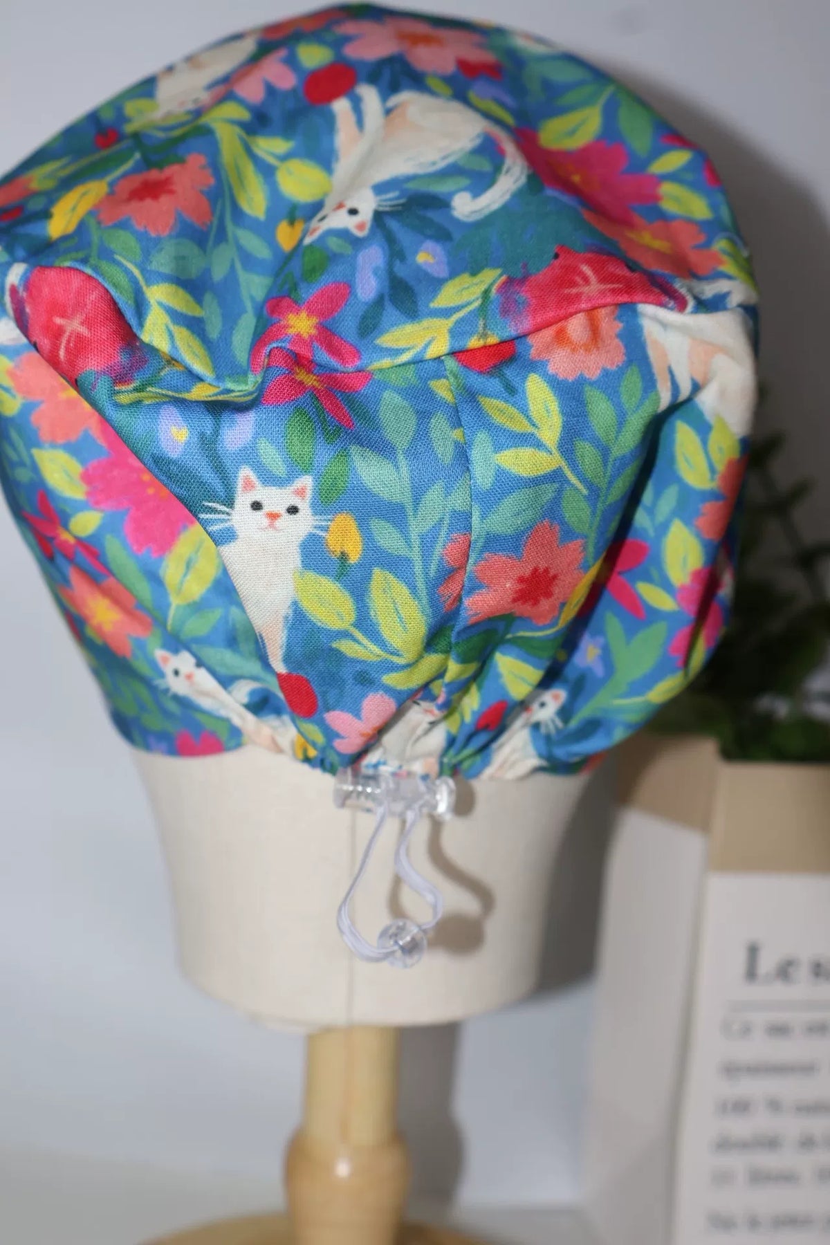 Gorro Cirúrgico de Algodão com Estampa de Gatos e Flores Azul