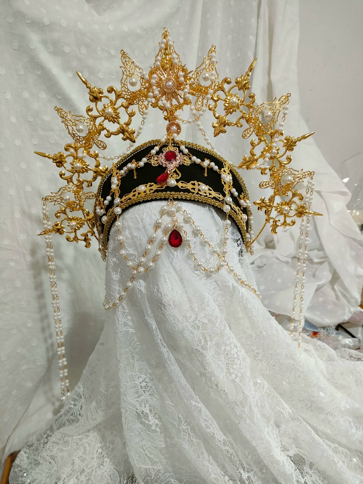 Schwarze und rote Tudor-Krone mit Goldfiligran
