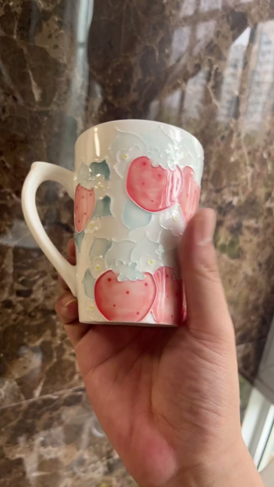 Taza de cerámica pintada a mano con fresa y conejo 300ml