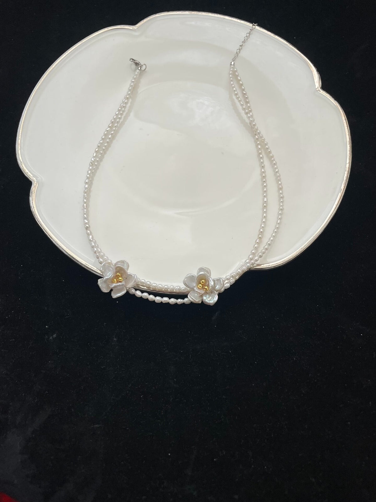 Collier de perles à double rang avec pendentifs floraux