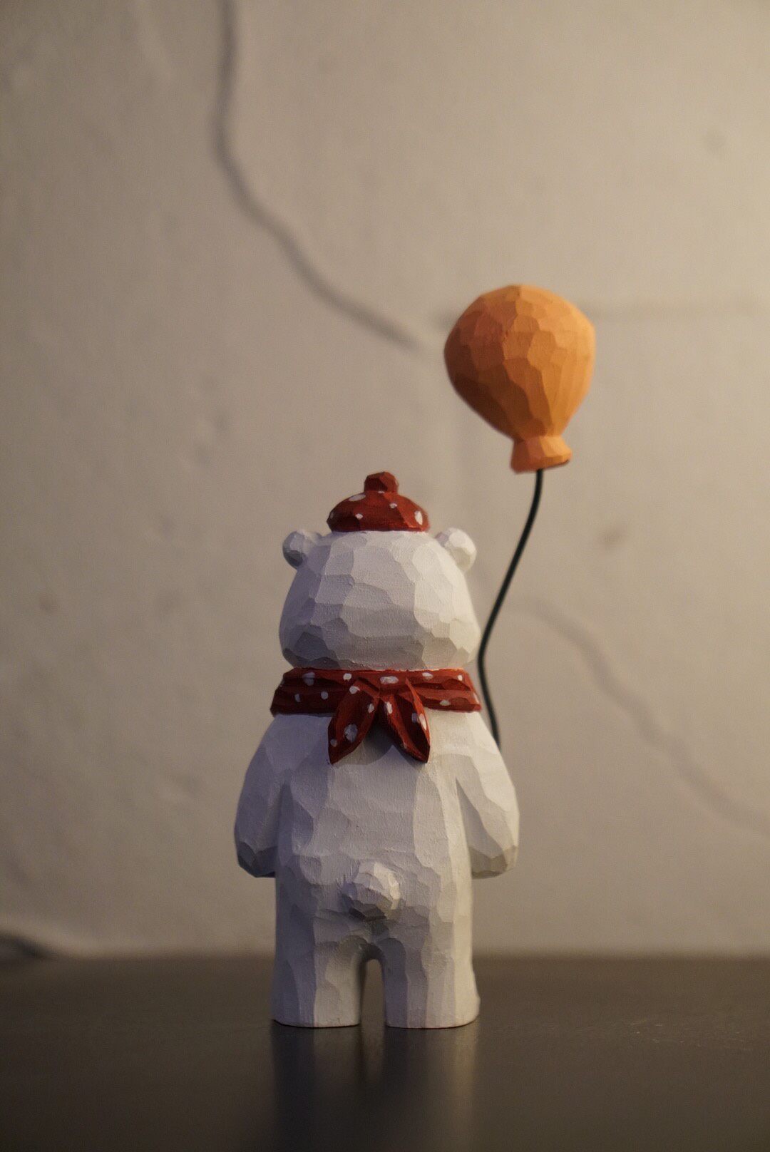 Figurine ours en bois avec ballon sculptée à la main