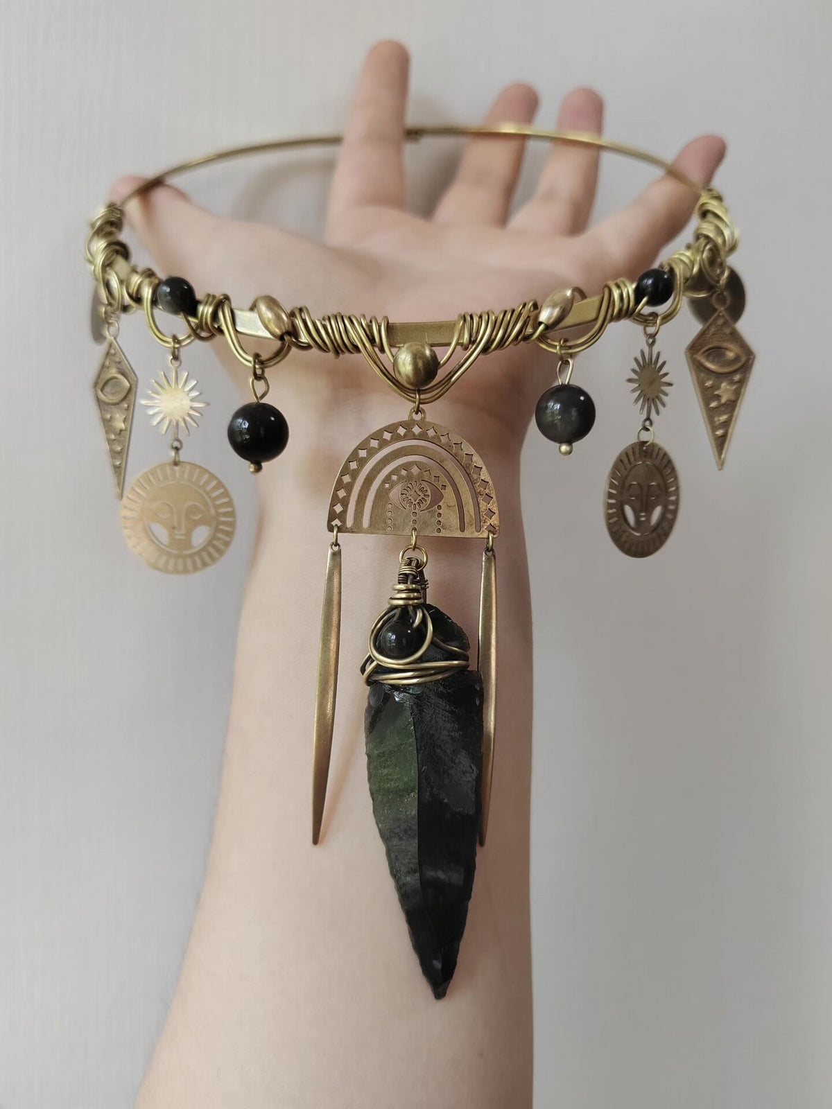 Handgjord choker i koppartråd med obsidian