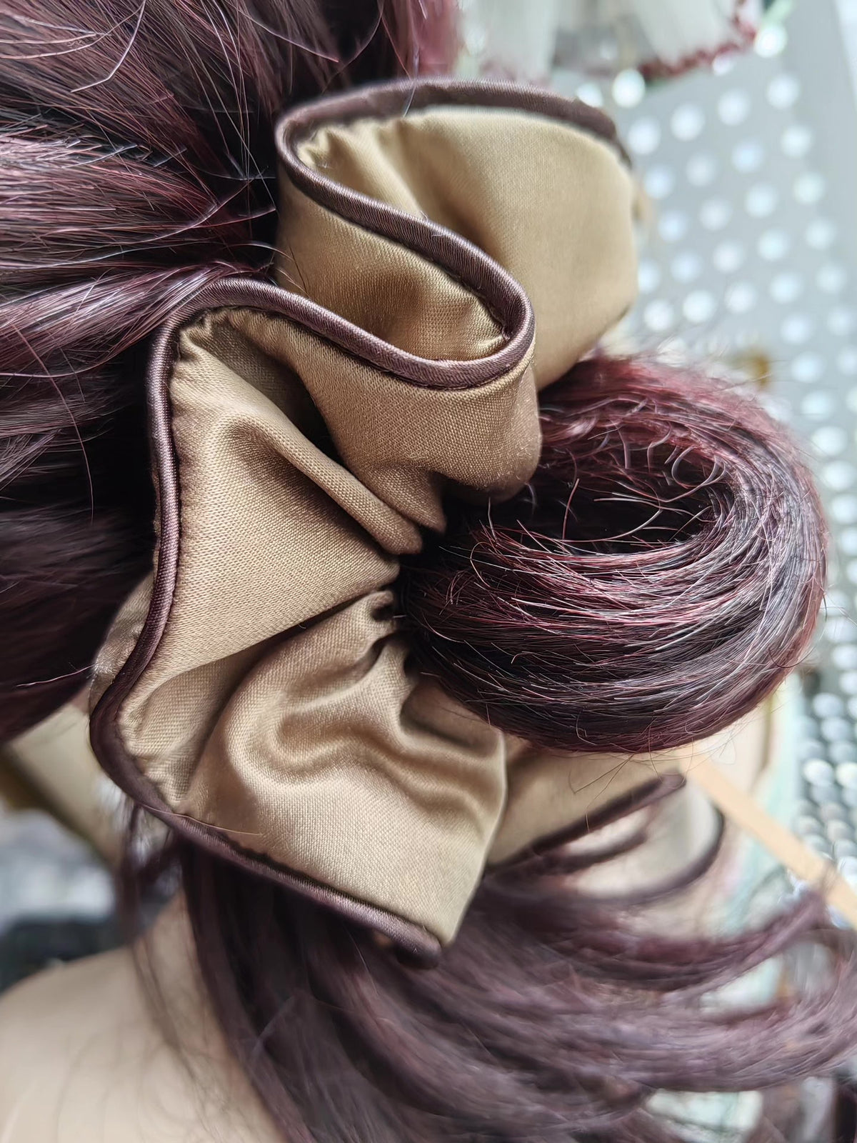 Bean Green Satijn Scrunchie met Chocolate Accent