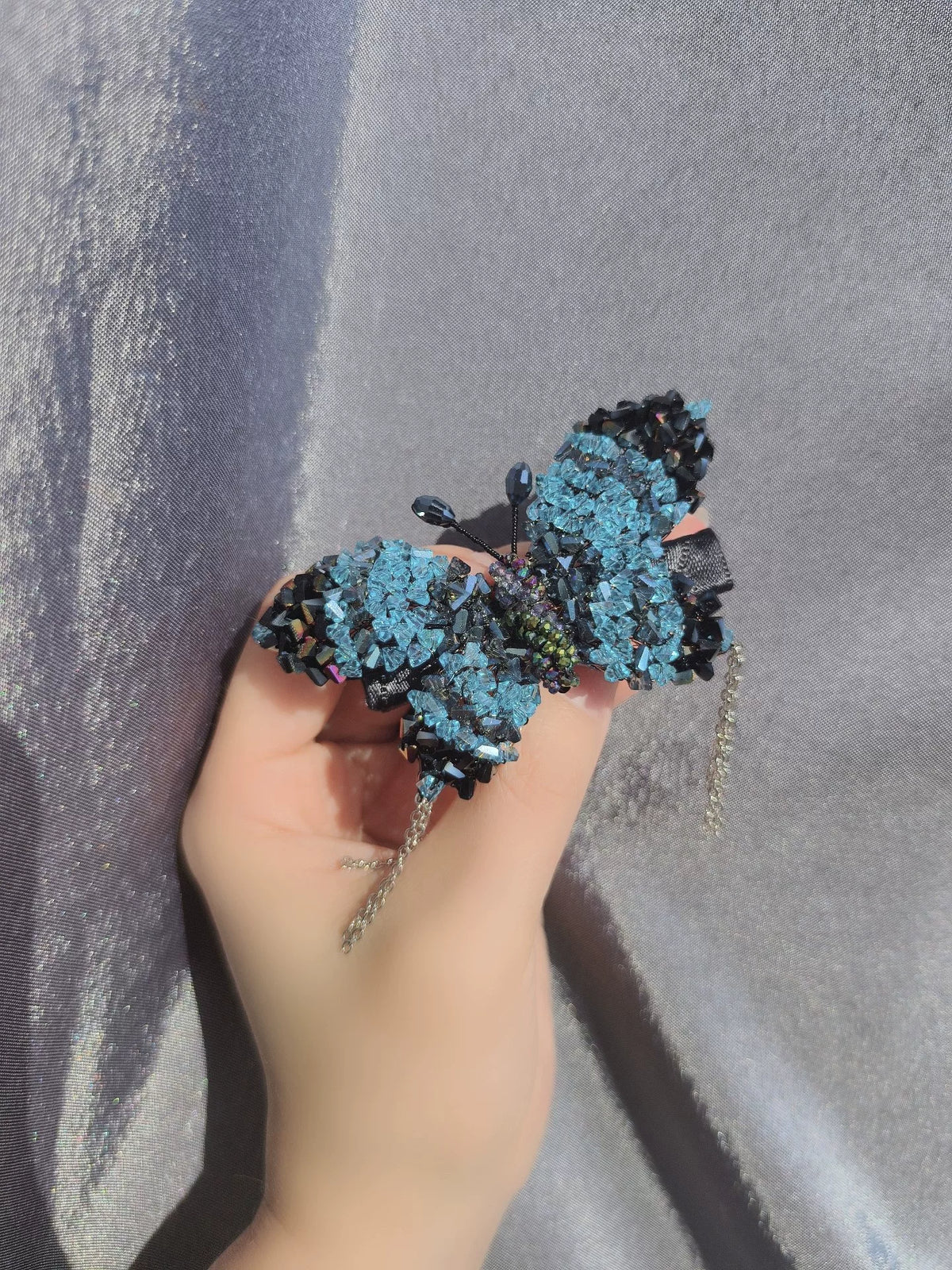 Pince à cheveux papillon pavée bleu et noir