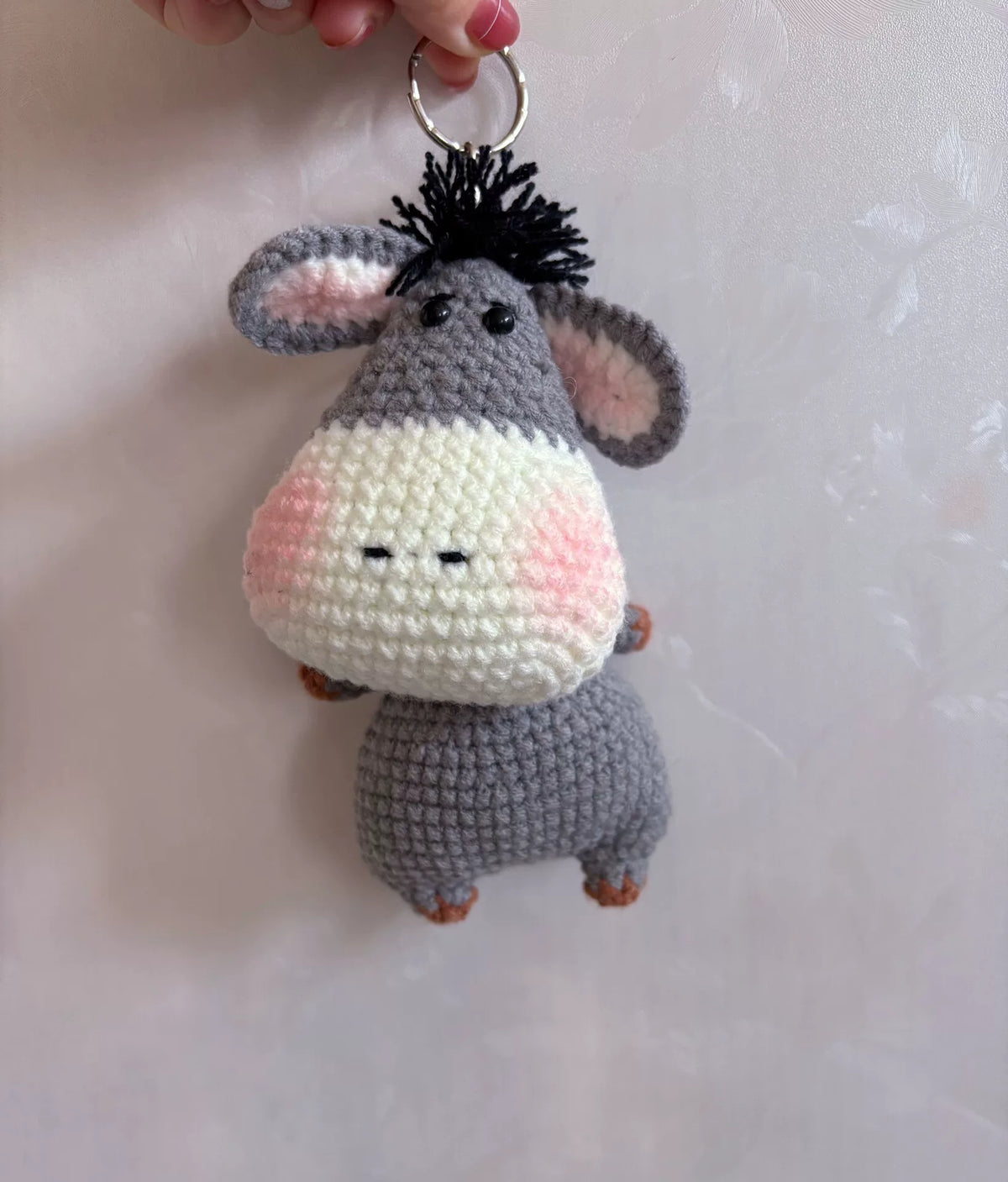 Burro de peluche de ganchillo con cabeza inclinada