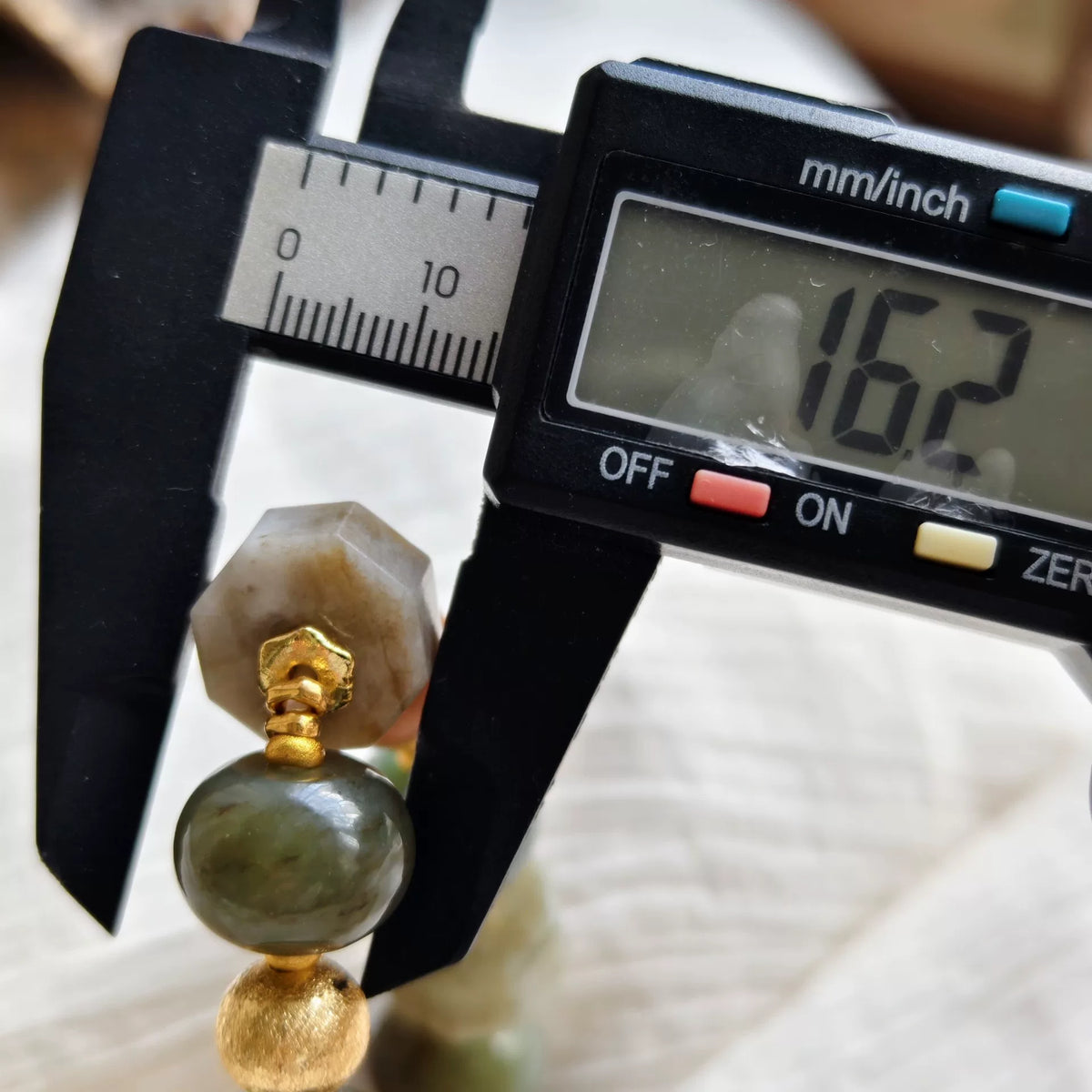 Braccialiale con perline in giada Hetian e pietre naturali