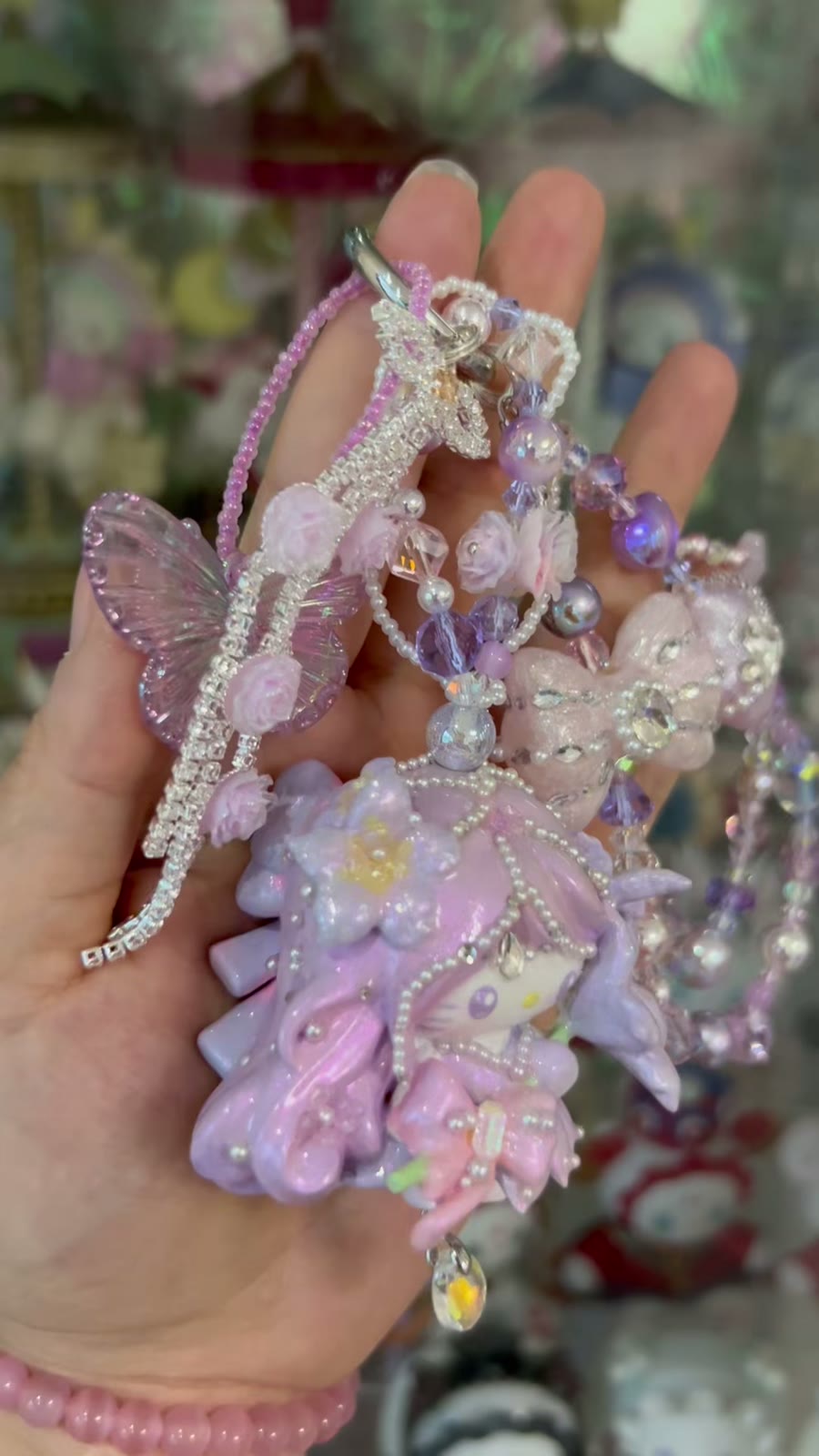 Dije de Kitty hecho a mano con lazo rosa y violeta