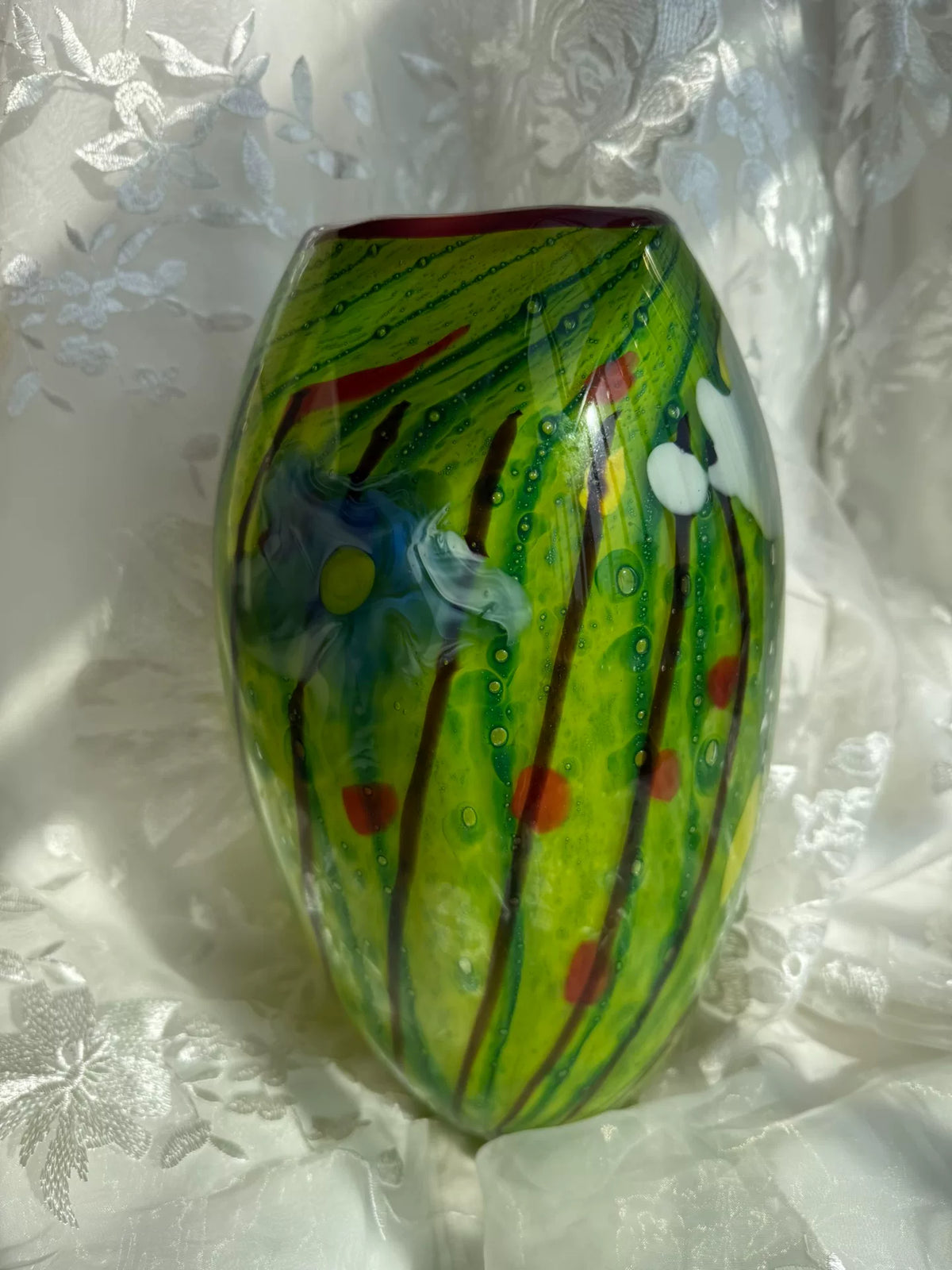 Vase vintage en verre vert aux fleurs