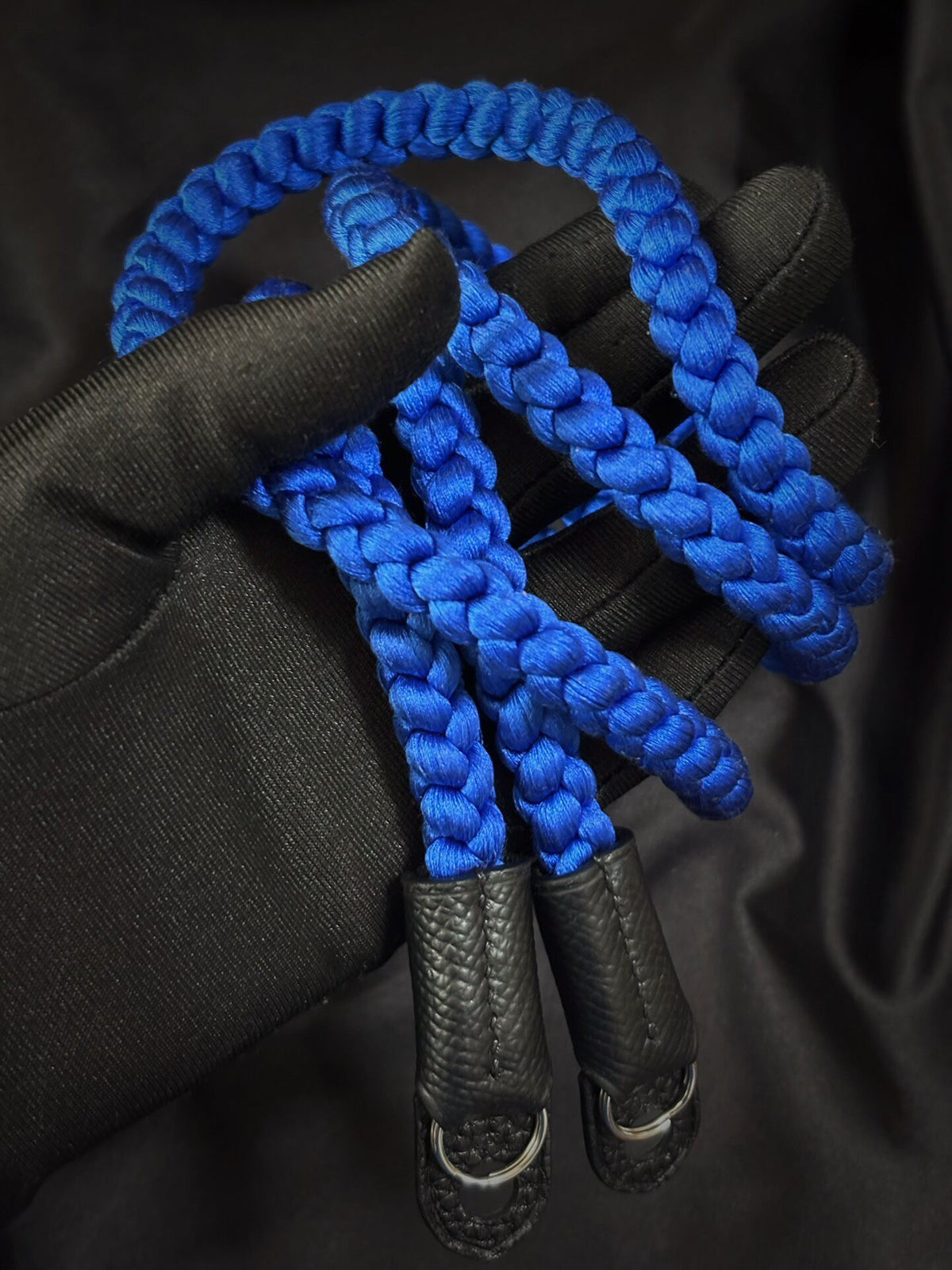 Handgefertigter blauer Seiden-Kameragurt