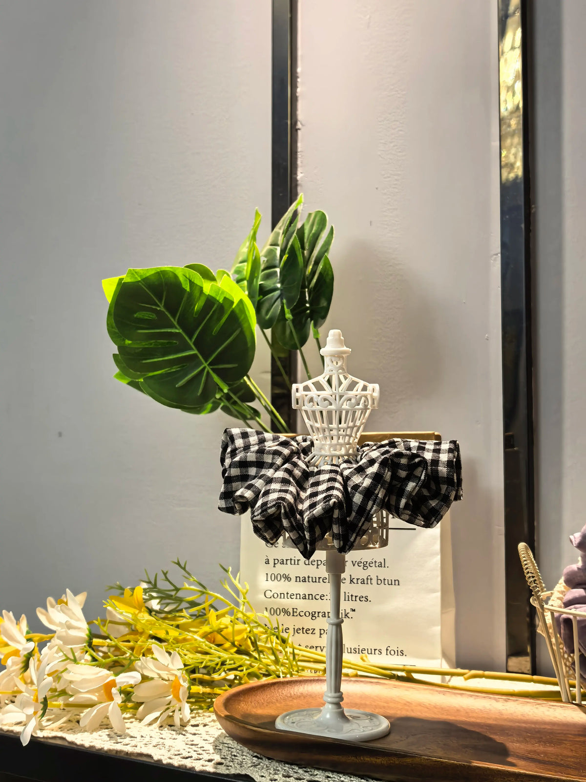 Svartvit rutig scrunchie i bomull