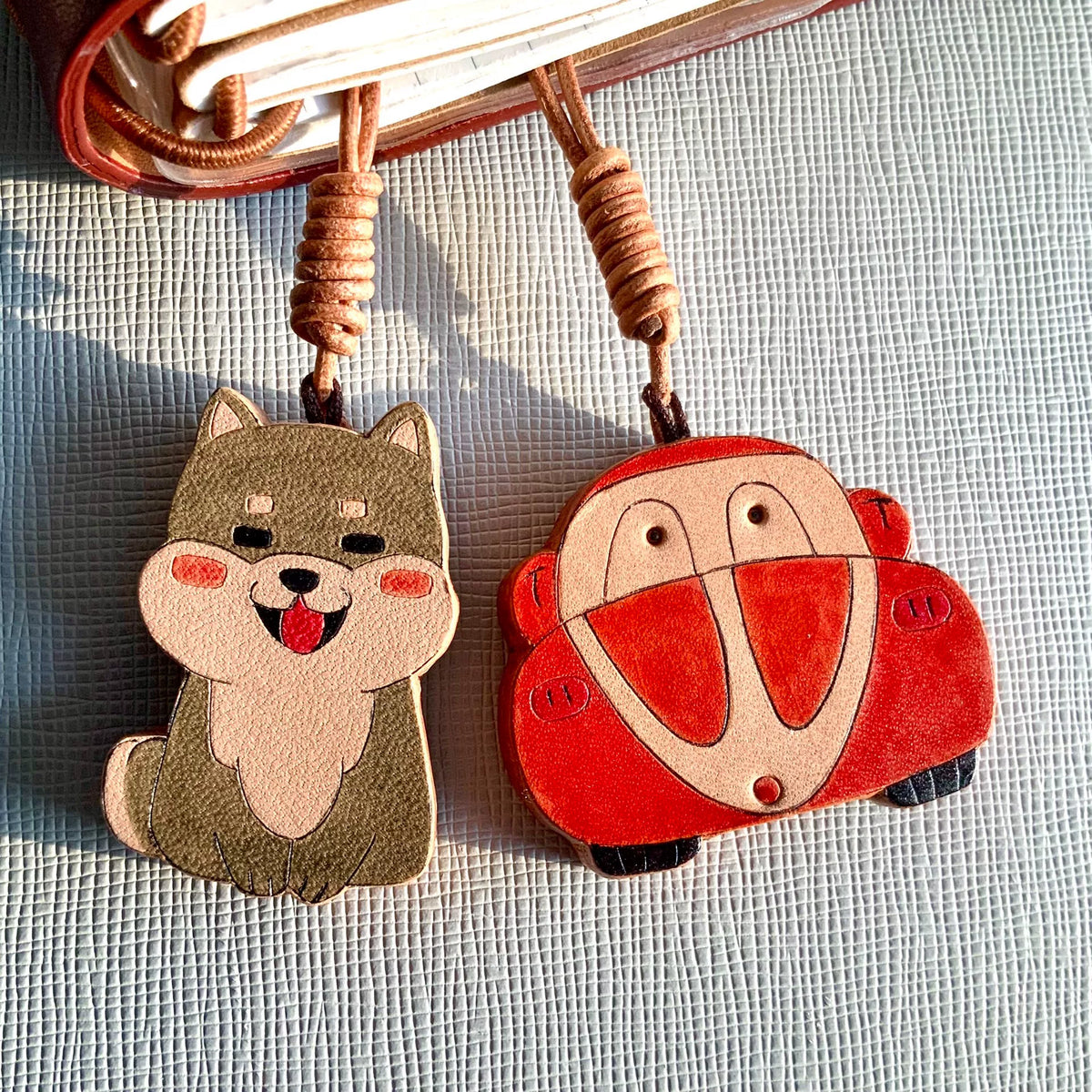 Conjunto de Três Charms de Couro Esculpidos à Mão