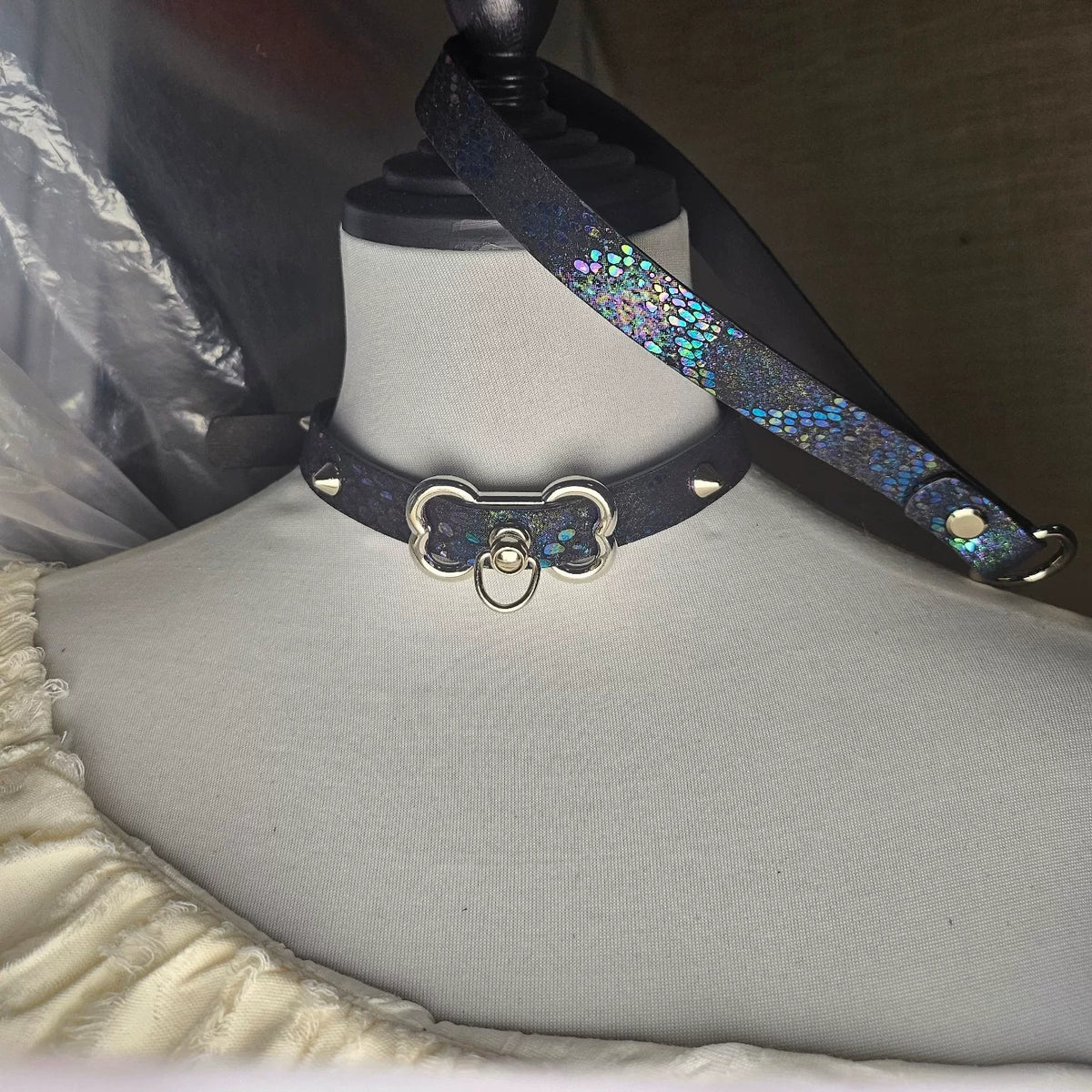 Choker de Couro com Estampa de Cobra e Fivela Horsebit