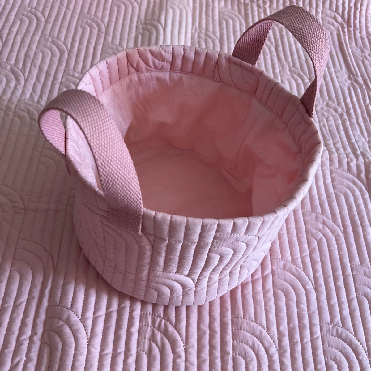 Cesta de cubo rosa acolchada hecha a mano