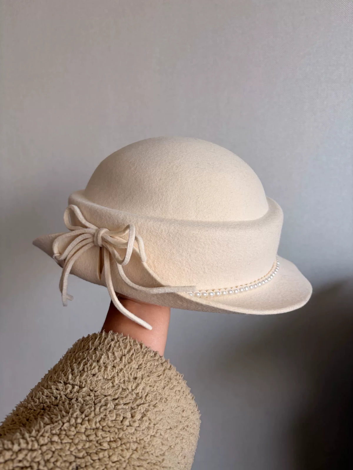 Woll-Cloche-Hut mit Perlenkette