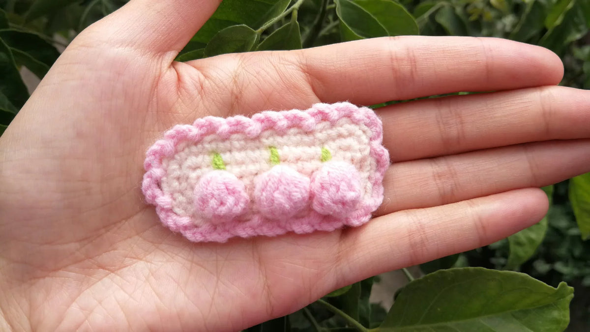 Handgjord virkad hårklämma i rosa vågig kant