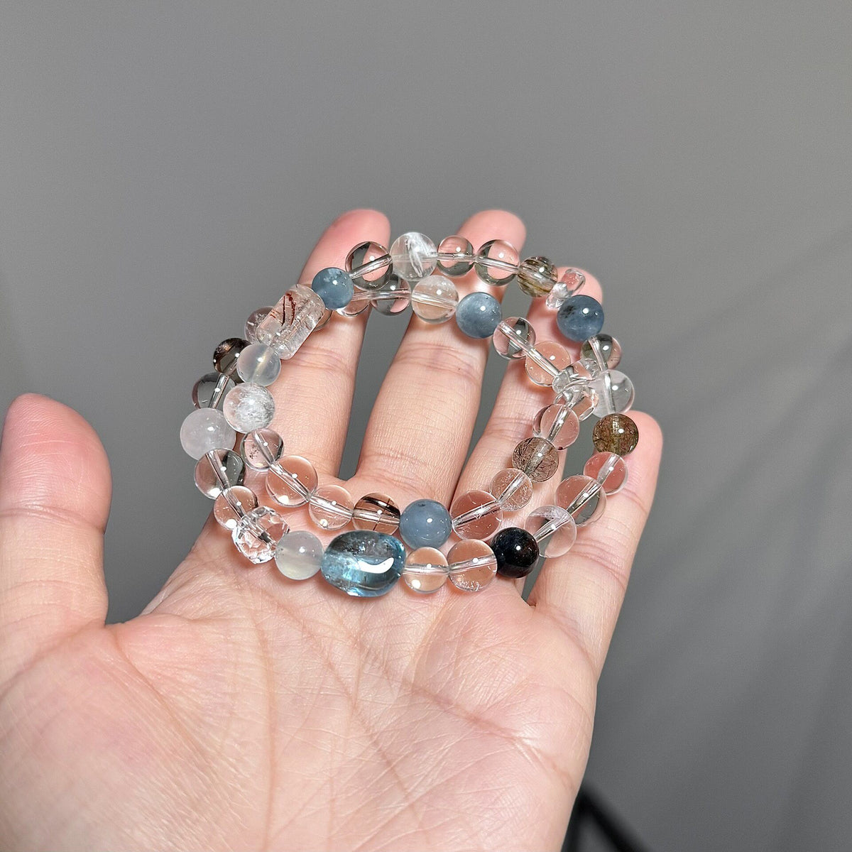 Bracelet en perles topaze bleue et quartz blanc