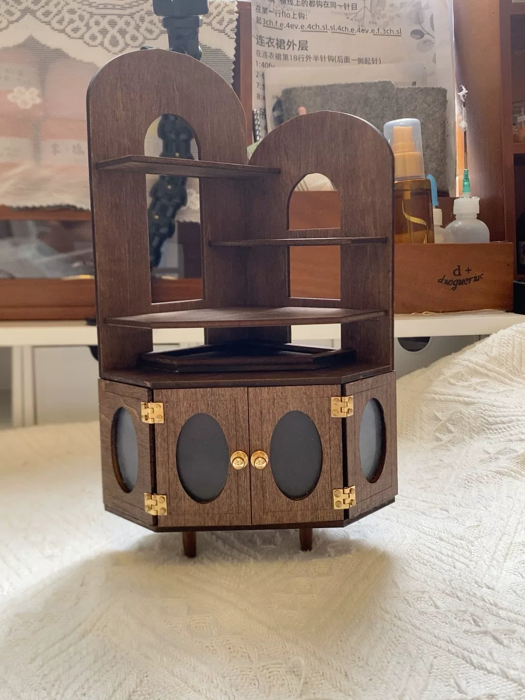 Miniatuur Houten Hoekkast met Gebogen boven