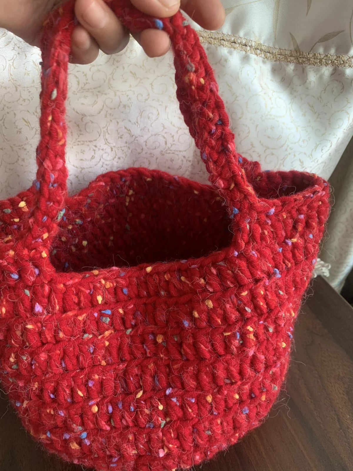 Röd spräcklig virkad totebag