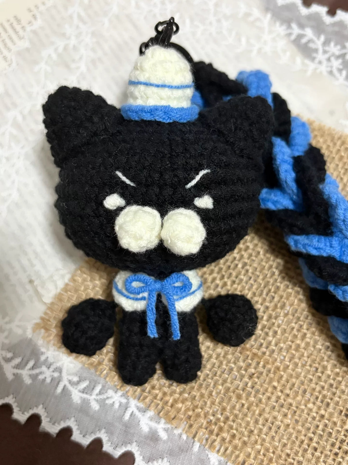 Charme de sac chat en coton crocheté à la main