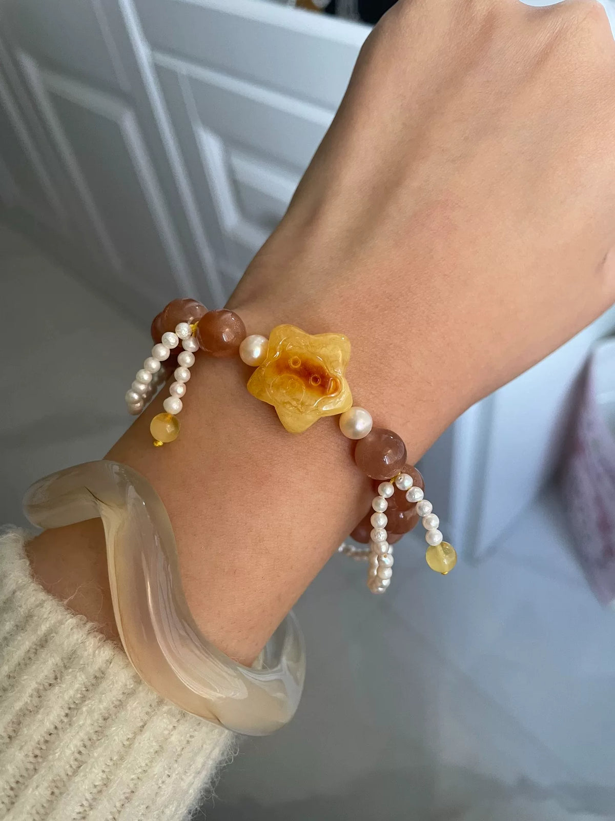 Bracciale con stella ambra miele, orso, pietra del sole e perle