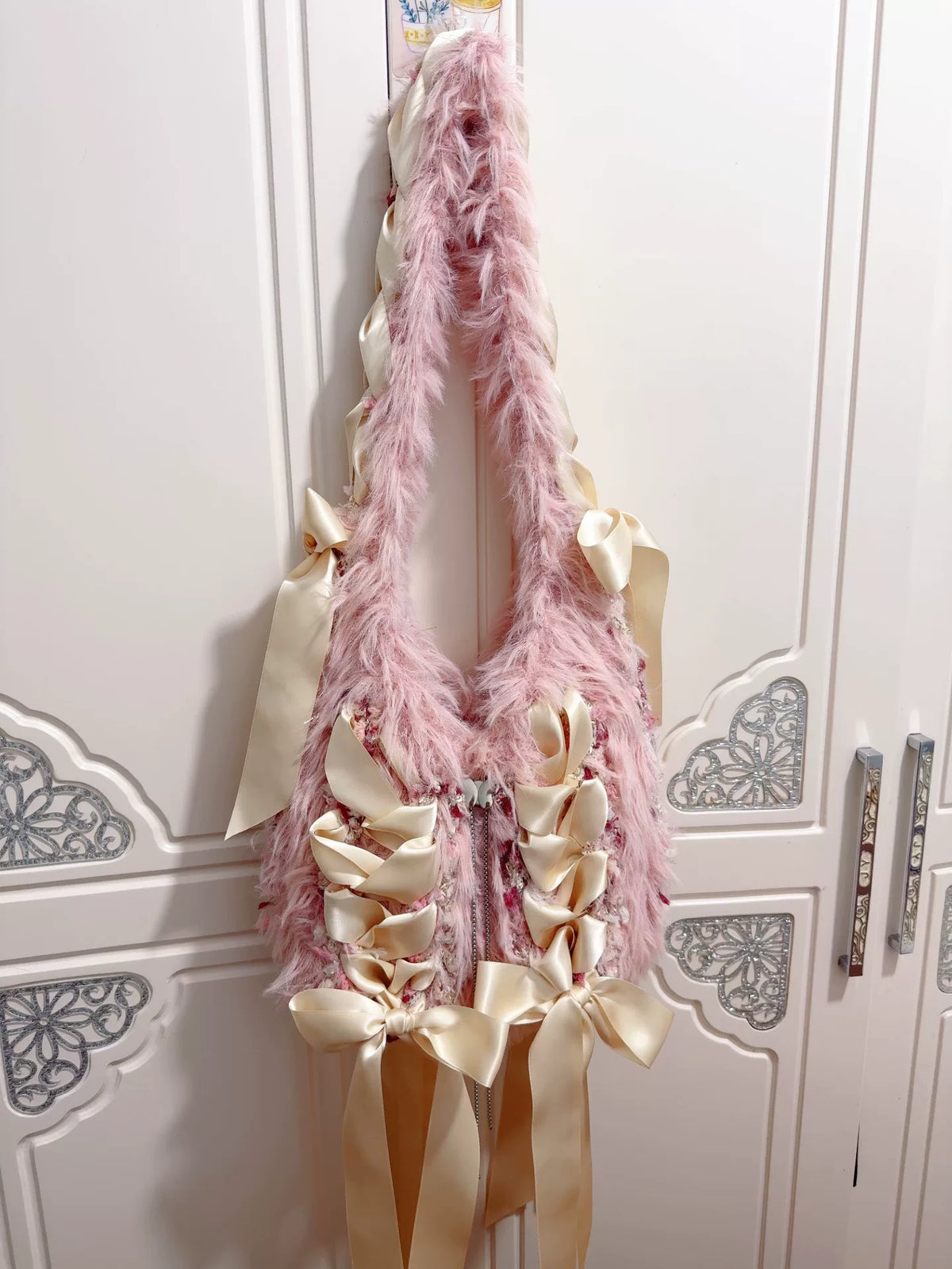 Borsa a spalla rosa in pelo con nastri