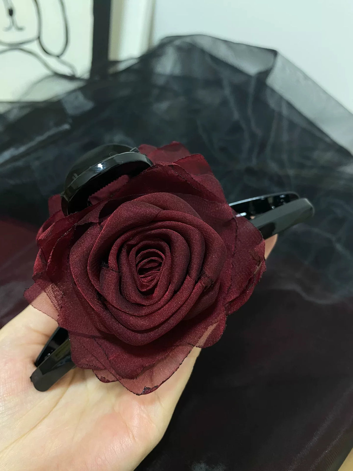 Grande pince à cheveux avec rose en tissu rouge foncé