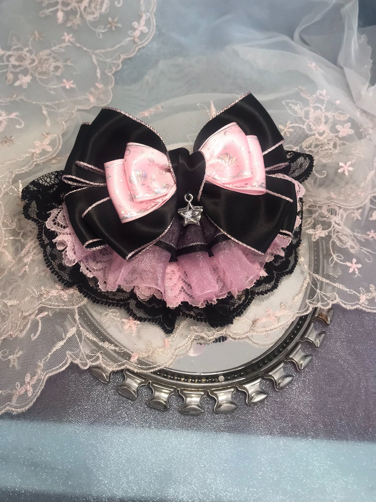 Pinza para el pelo con lazo de encaje rosa y negro