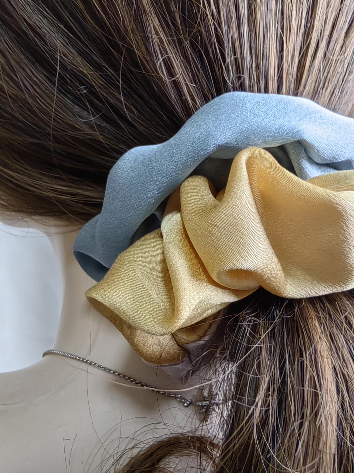 Tri-farbiges Kunstseide-Scrunchie