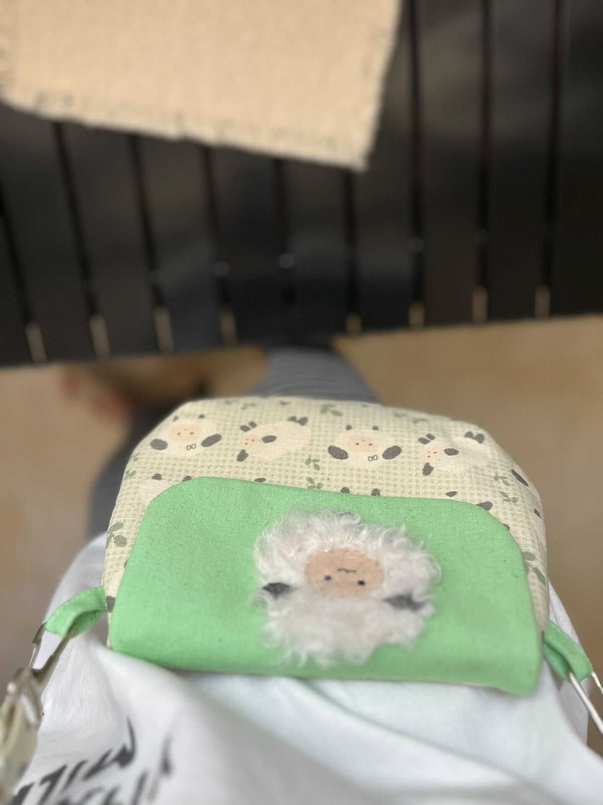 Bolso bandolera de oveja en tela tierra hecho a mano