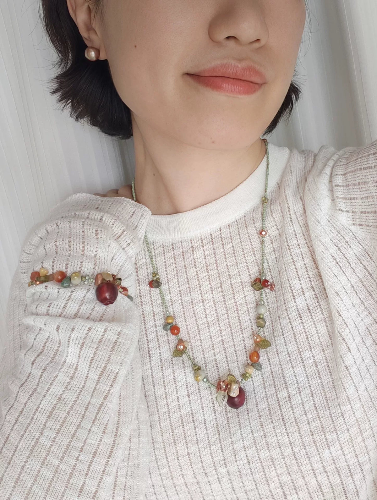 Handgjort halsband med äpple i resin och tjeckiska glaspärlor