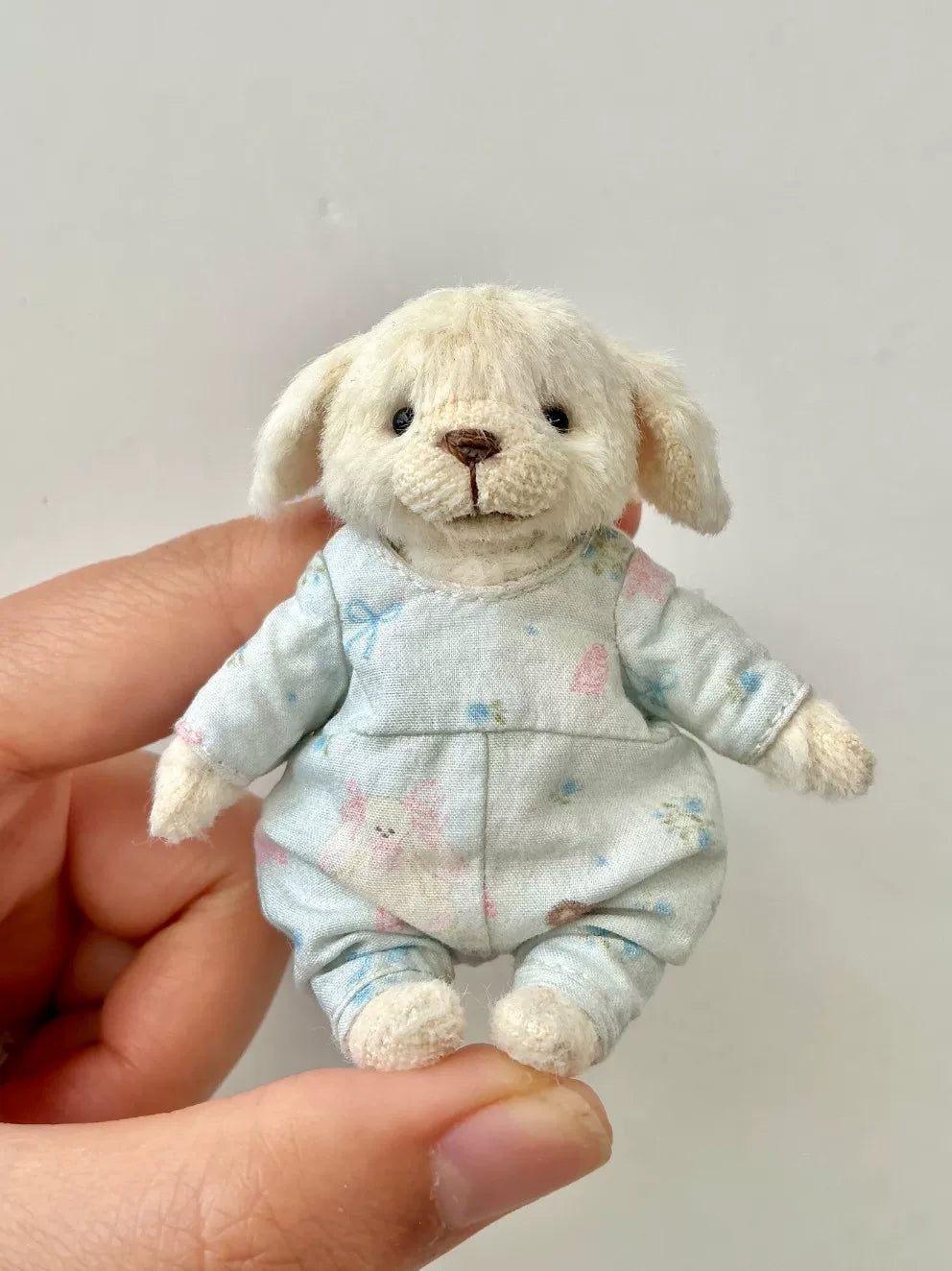 Handgemaakte Cream Knuffelhond in Blauwe romper