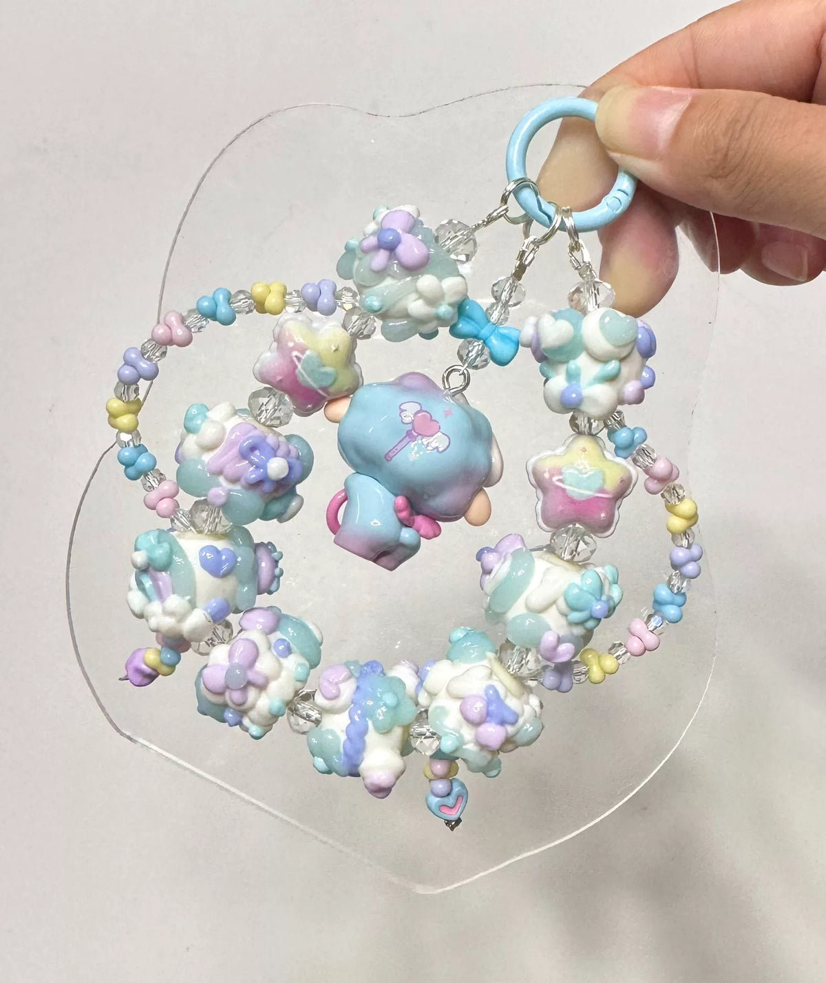 Charm per Telefono con Perle Dipinte a Mano