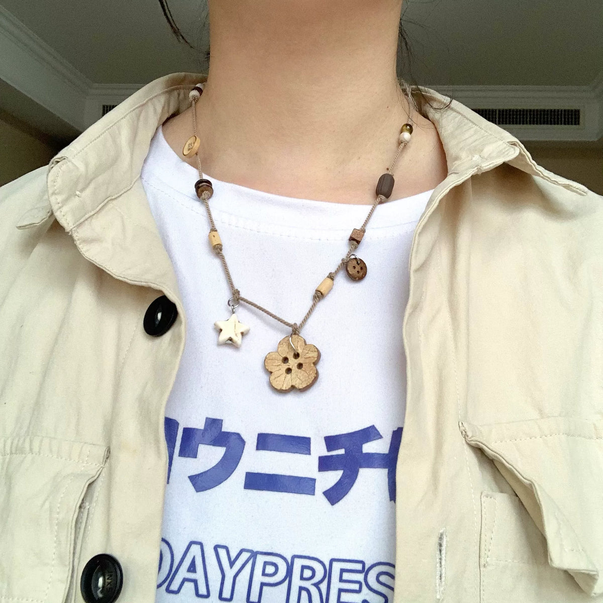 Ketting- en armbandset met geknoop koord en houten knopen