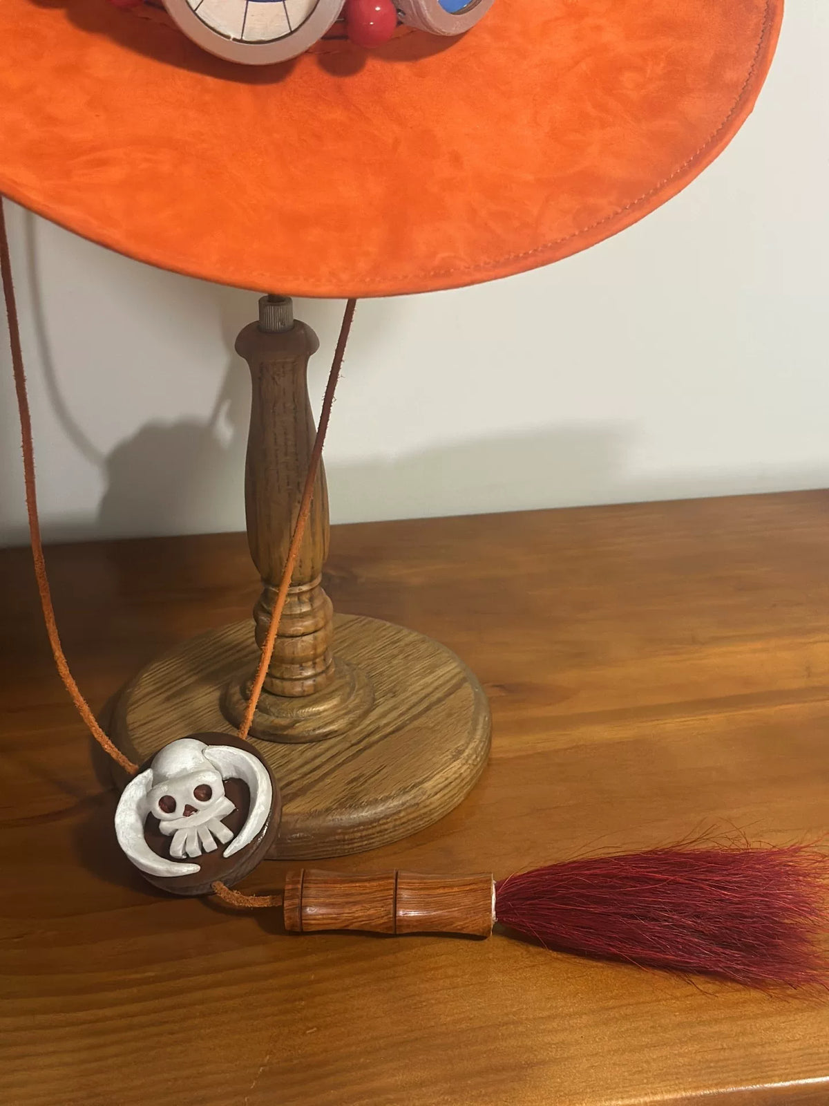 Orangefarbener Wildleder Cosplay-Hut mit rotem Perlenband