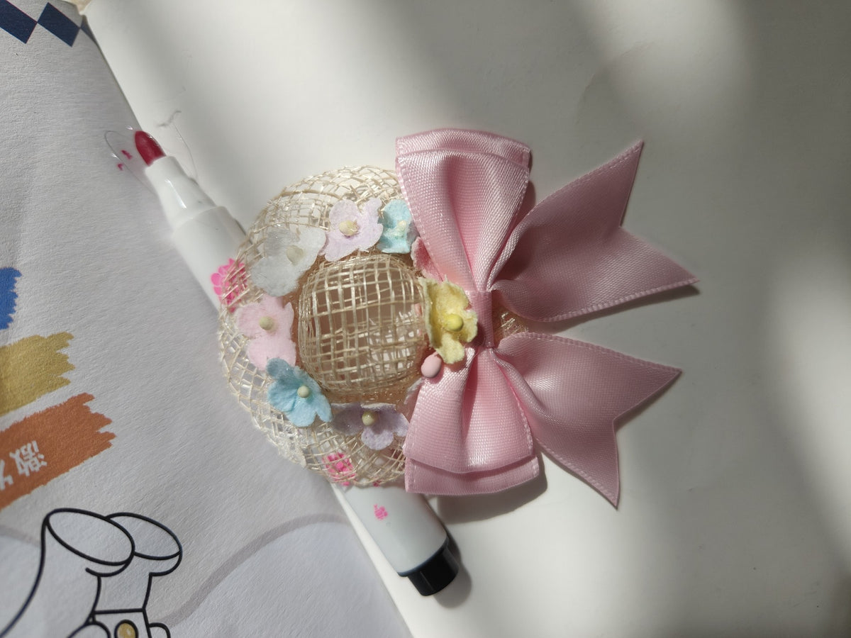 Handgjord Miniatyrhalmhatt med Blomprydnad
