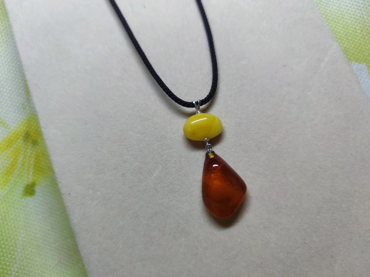 Colar com Pendente Gota em Âmbar Cera Natural