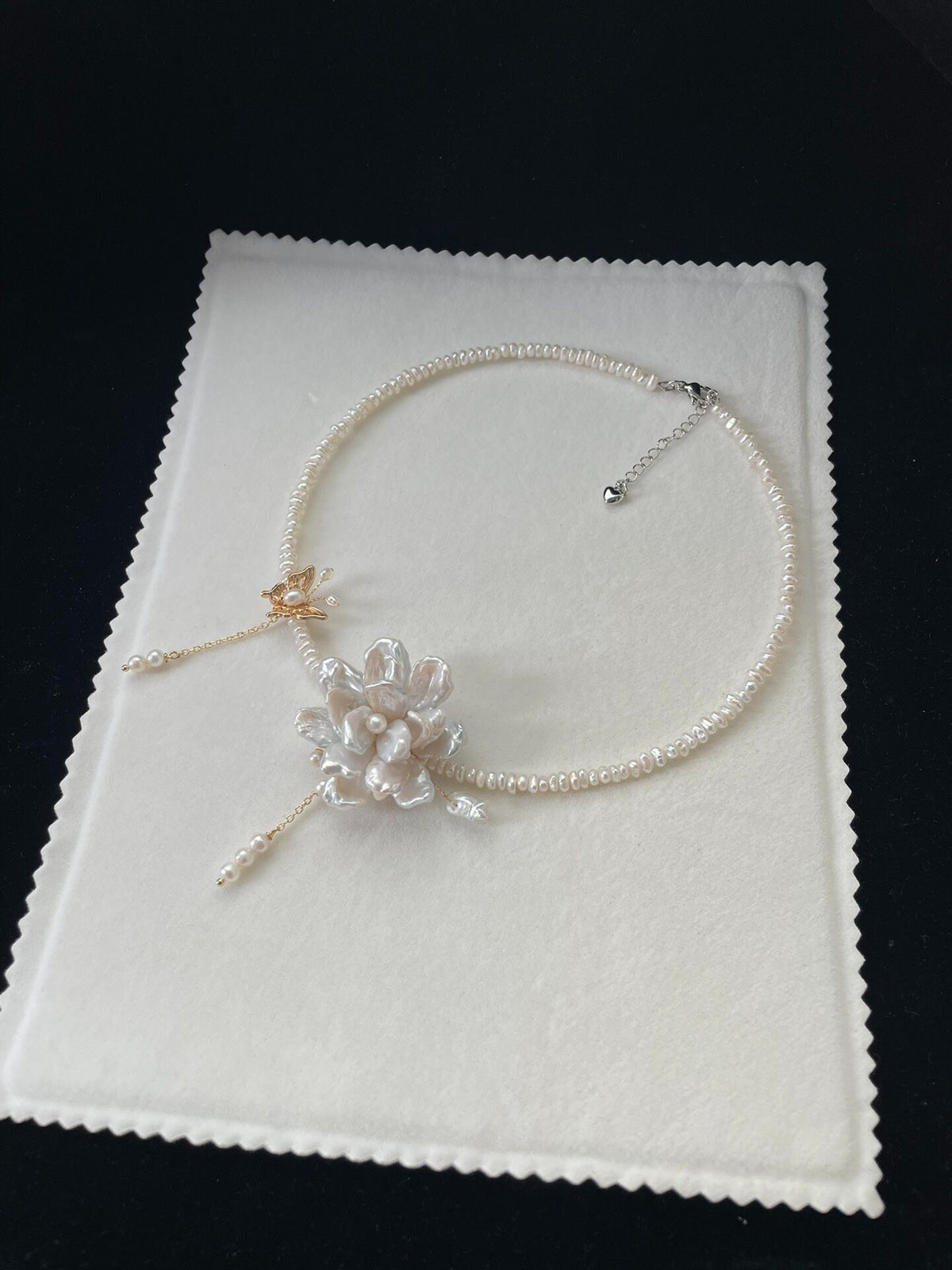 Collier ras-du-cou perles papillon fleur