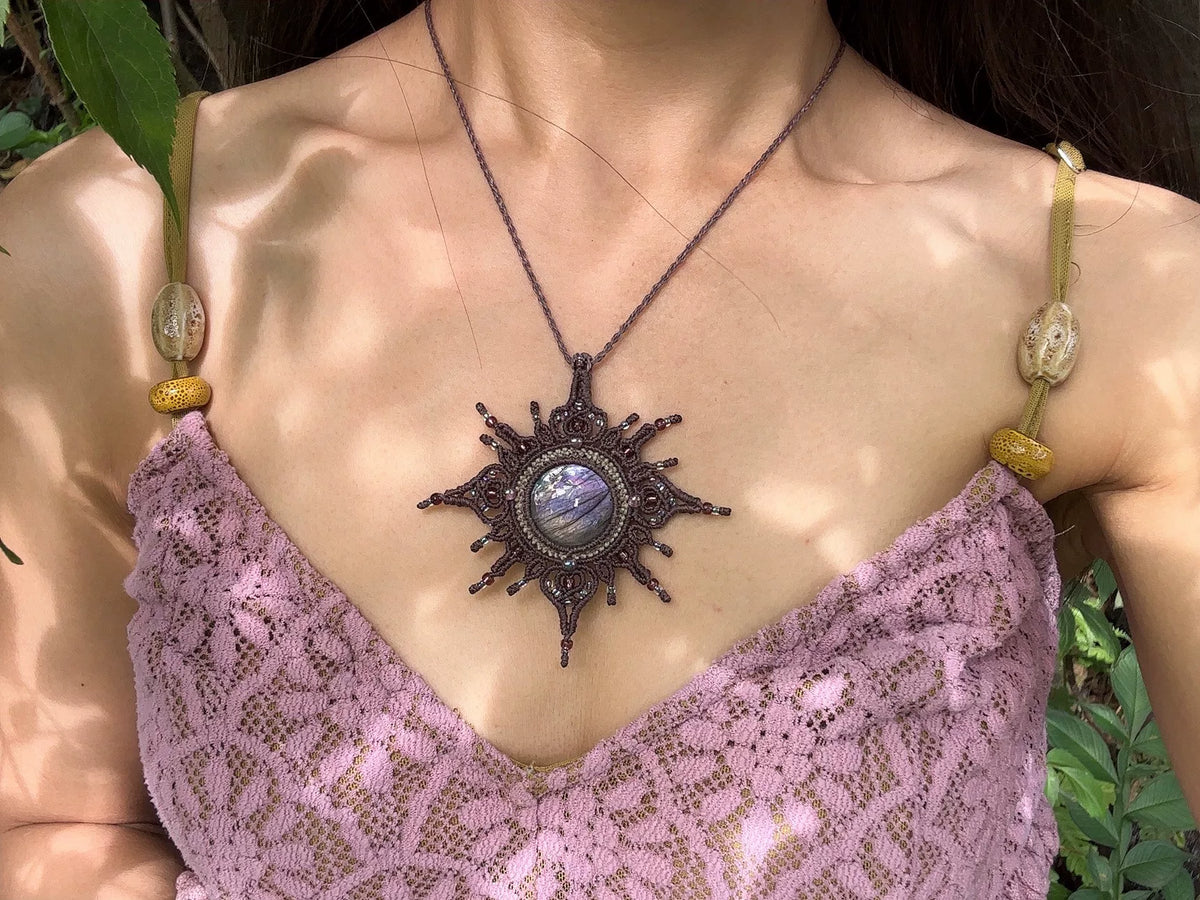 Purple Labradorite Macrame Sunburst Halsband