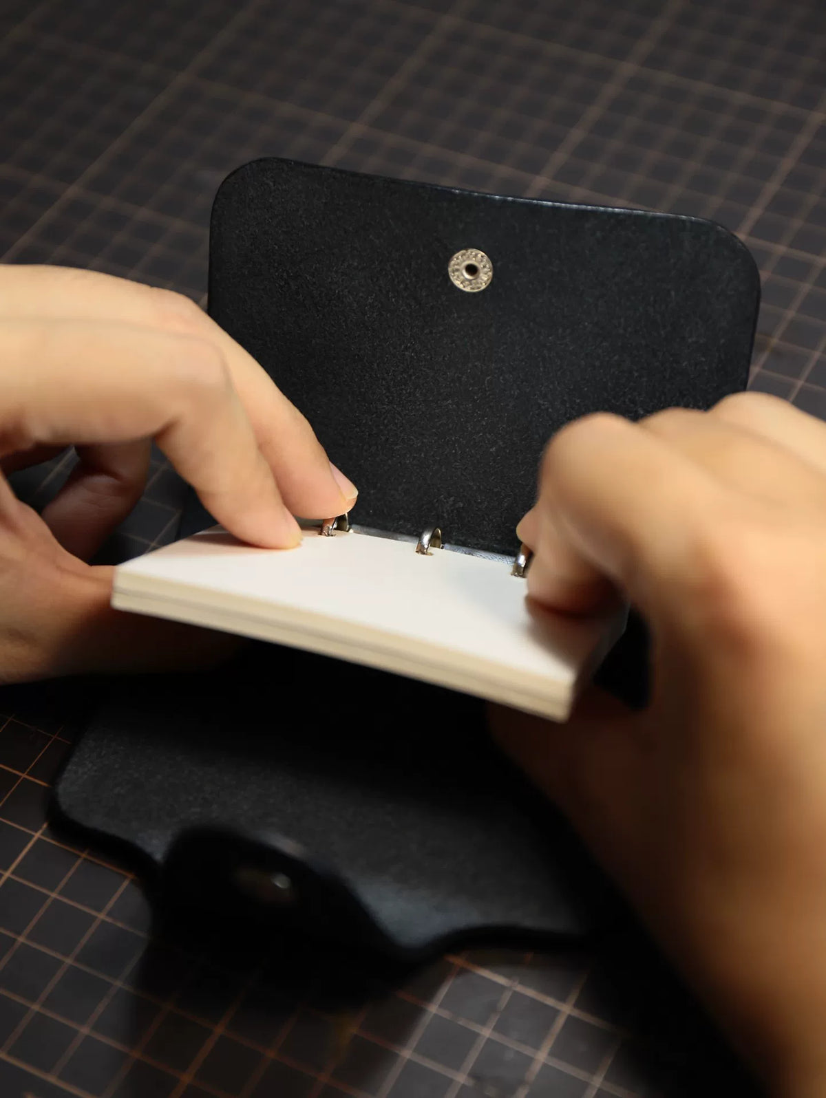 Handgefertigtes Mini-Ringbuch aus Leder