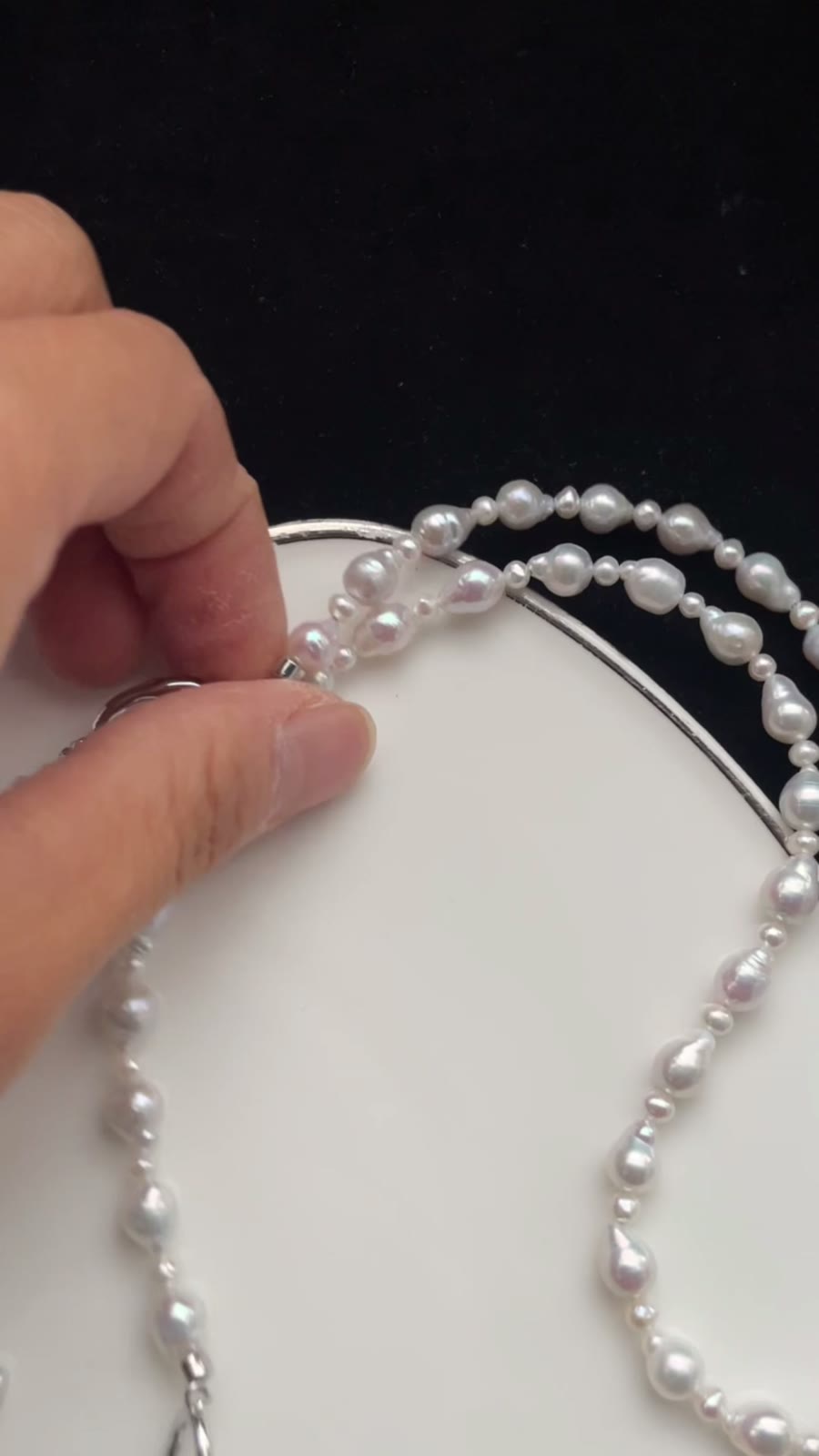 Collier fleur en perles baroques double porté