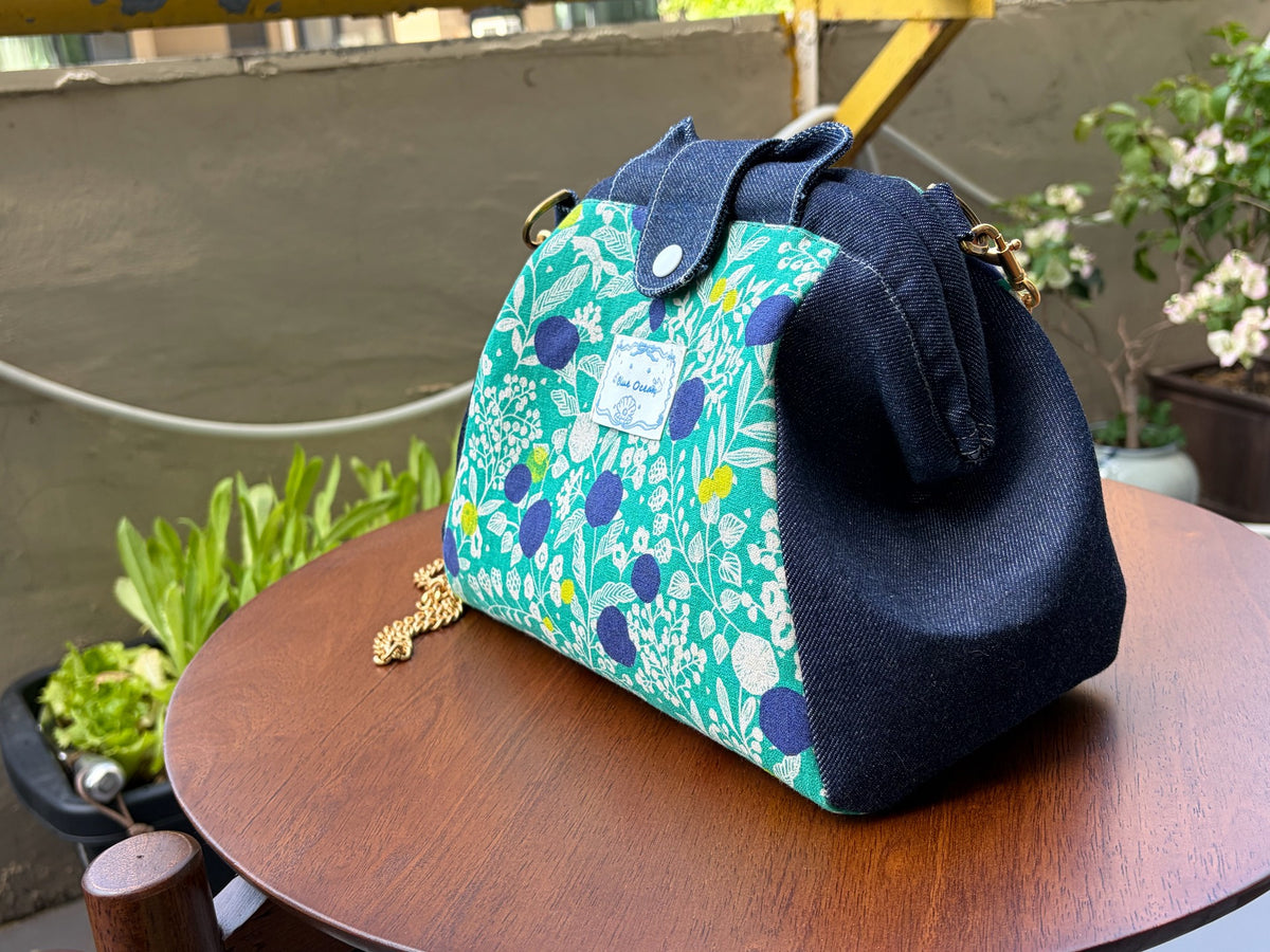 Väska i denim med blommönster och dragsnöre