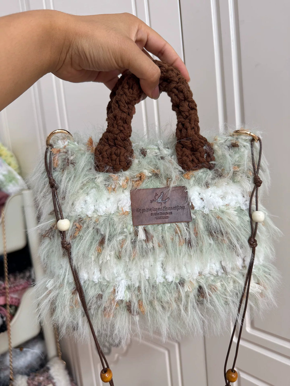 Schultertasche mit mintgrünen Fransen