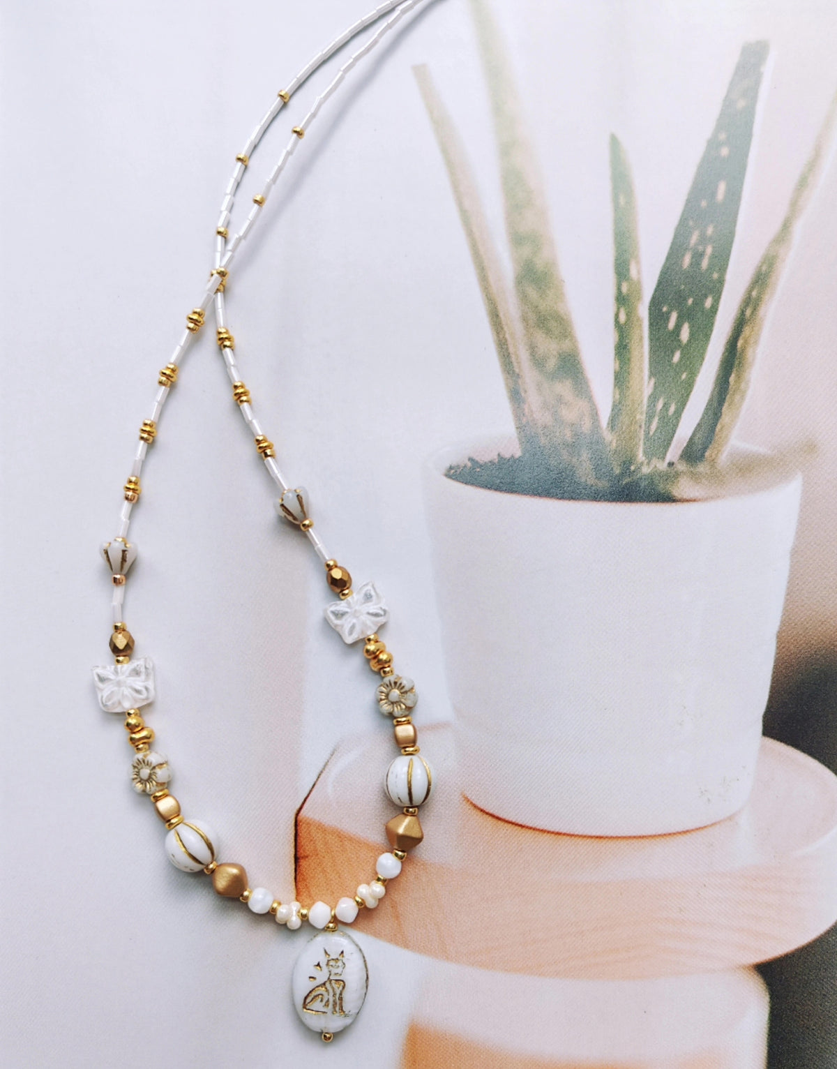 Halsband i tjeckiskt glas med måne och katt