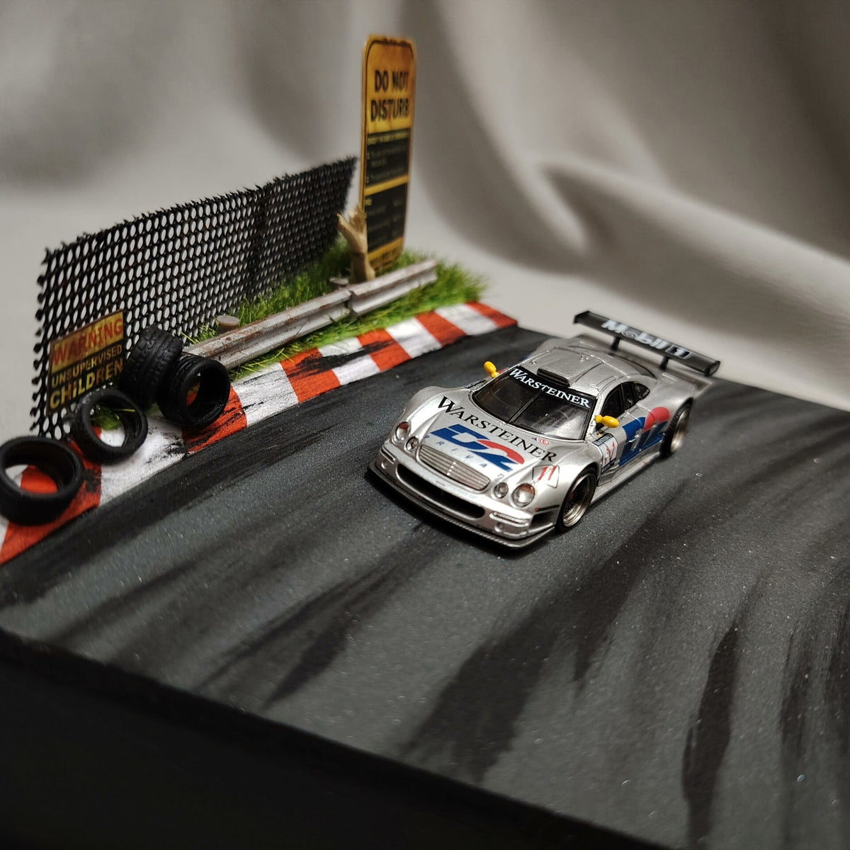 Base de diorama de circuit de course artisanale à l'échelle 1:64