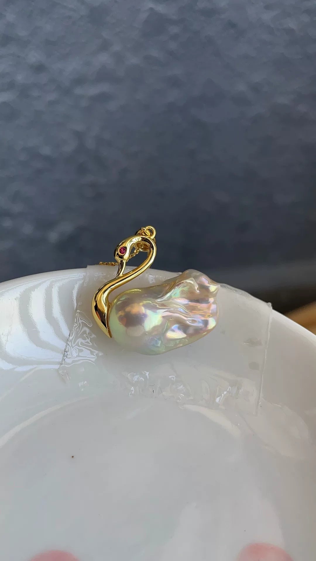 23.1mm Gold Luster Barockperle Schwwan-Anhänger