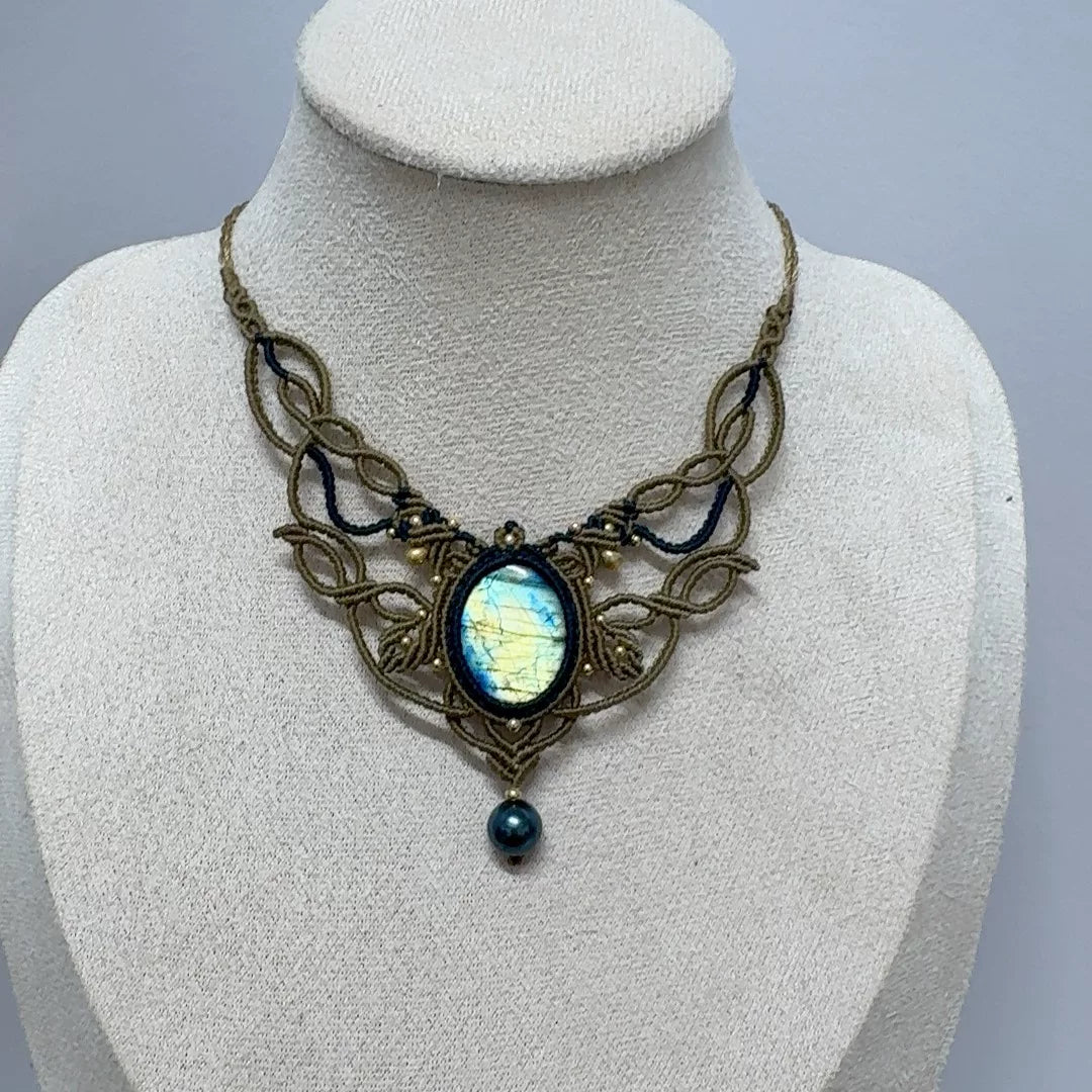 Colar de Macramé com Labradorite e Cordão Verde-Azeitona