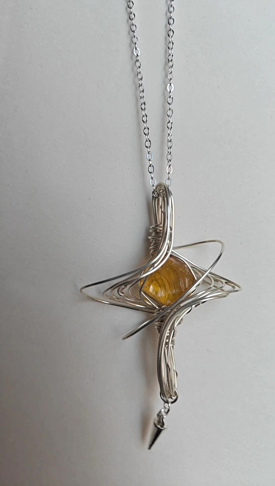 Collana con pendente in vetro giallo avvolto a filo